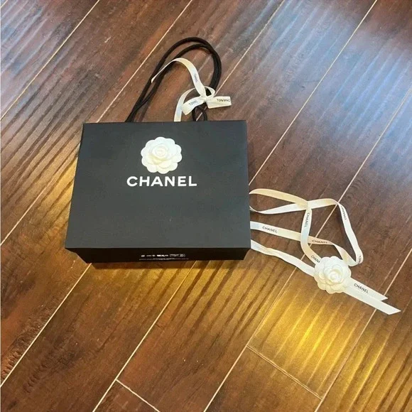 CHANEL SHOPPING BAG SIZE M 12”x9.5” inches - Picture 7 of 9